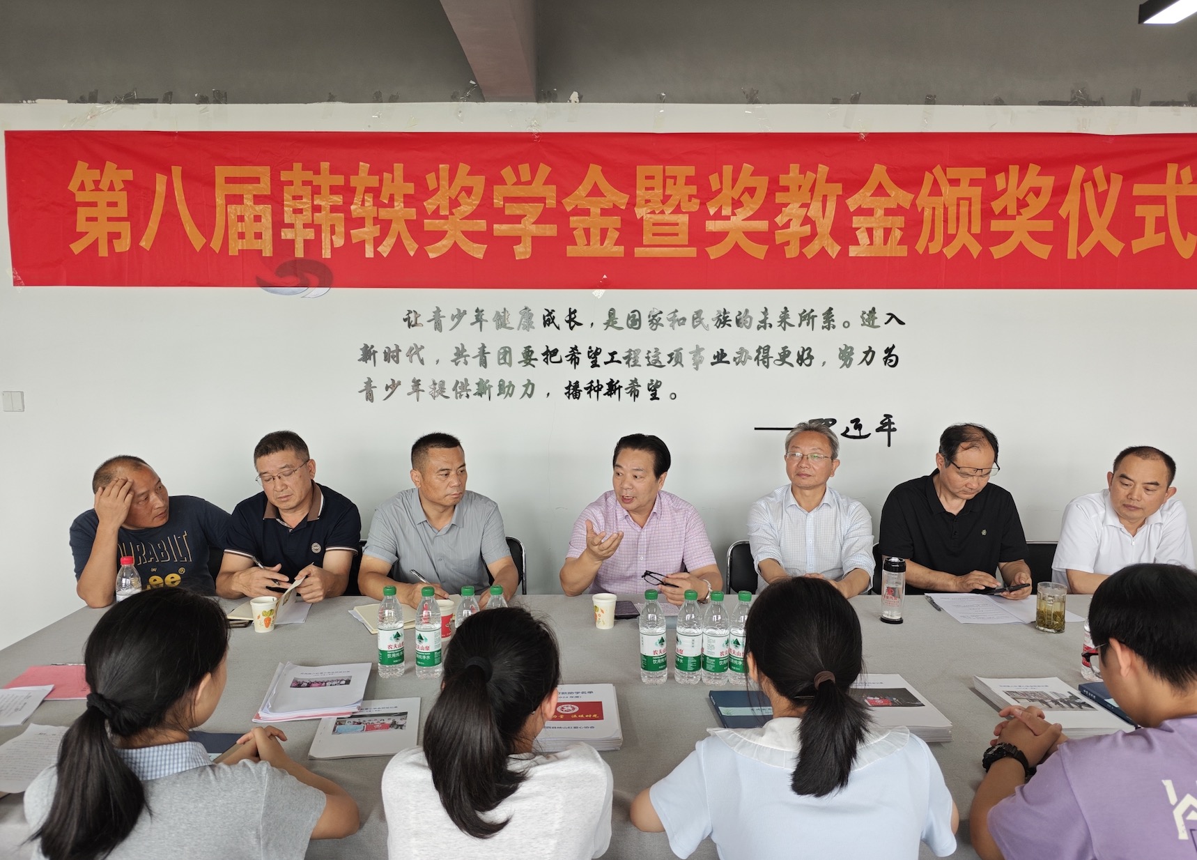 动态｜第八届韩轶奖学金暨奖教金颁奖仪式在岳西县映山红爱心协会顺利举行